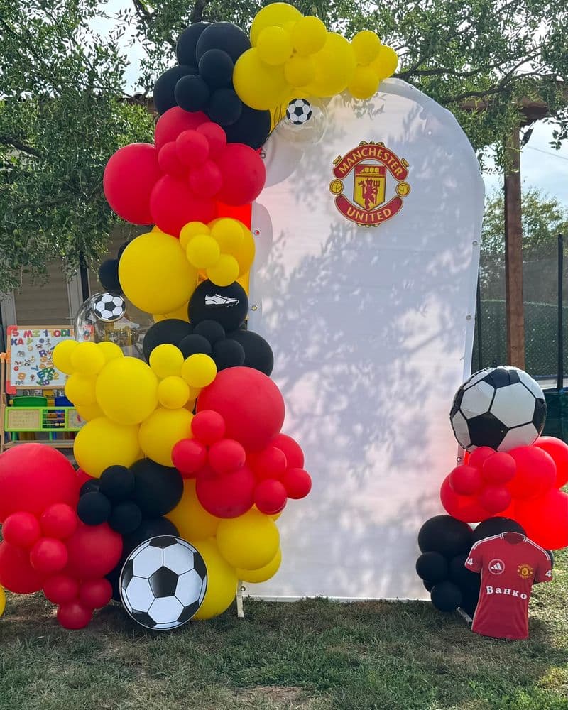Жълто-червено-черна футболна арка с емблема Manchester United