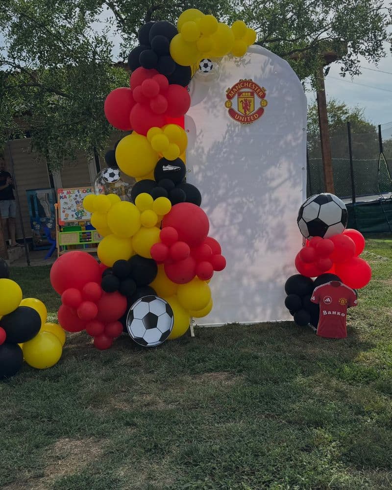 Футболна украса Manchester United със златна цифра 4 и купа