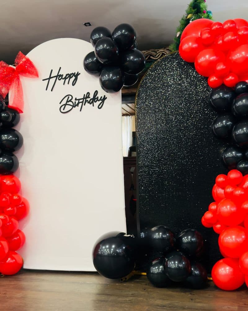 Червено-черна балонна арка с пано Happy Birthday