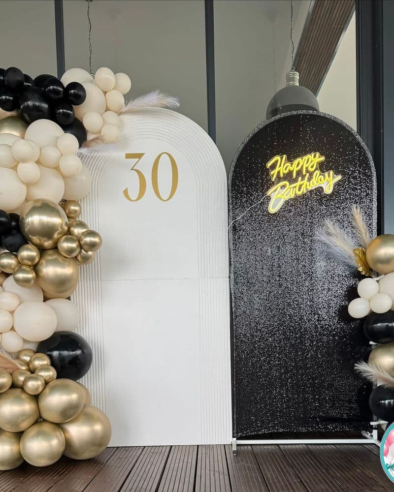 Черно-златно пано с цифра 30 и неонов надпис Happy Birthday